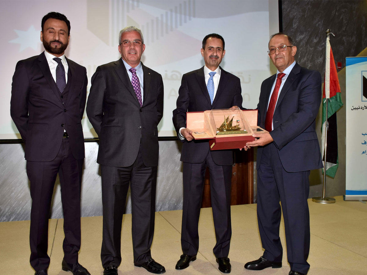 غسان ذيب مكرماً السفير الاردني صقر أبوشتالn