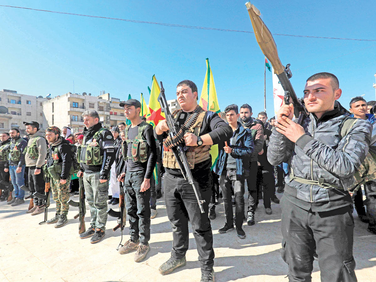 مدنيون أكراد في عرض التجنيد وسط عفرين في 28 يناير (أ ف ب)
