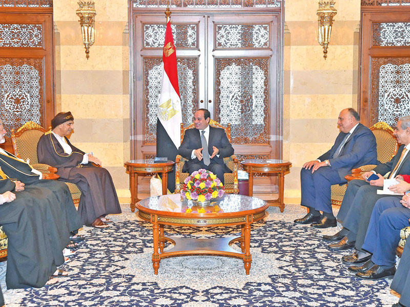الرئيس السيسي مجتمعاً برجال أعمال عمانيين في مسقط أمس