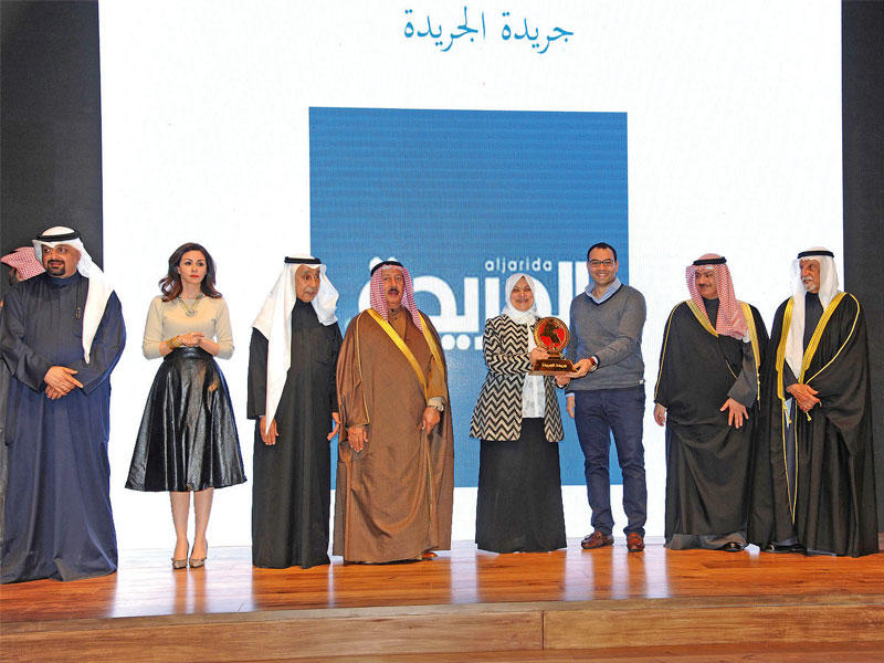 وزيرة الشؤون هند الصبيح مكرمة «الجريدة»  (تصوير عوض التعمري)