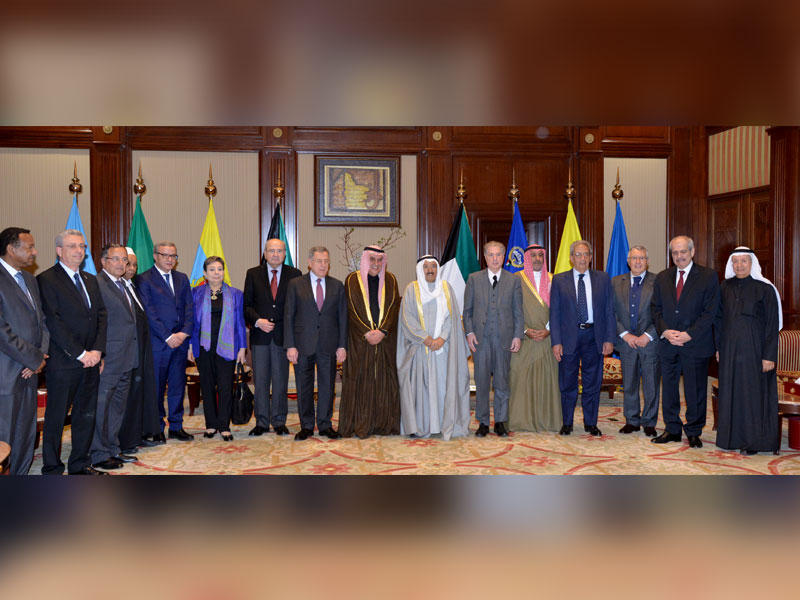 الأمير خلال استقباله رئيس وأعضاء مجلس العلاقات العربية والدولية أمس