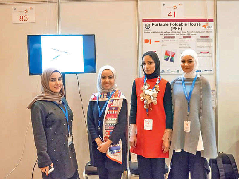 الطالبات مقدمات المشروع