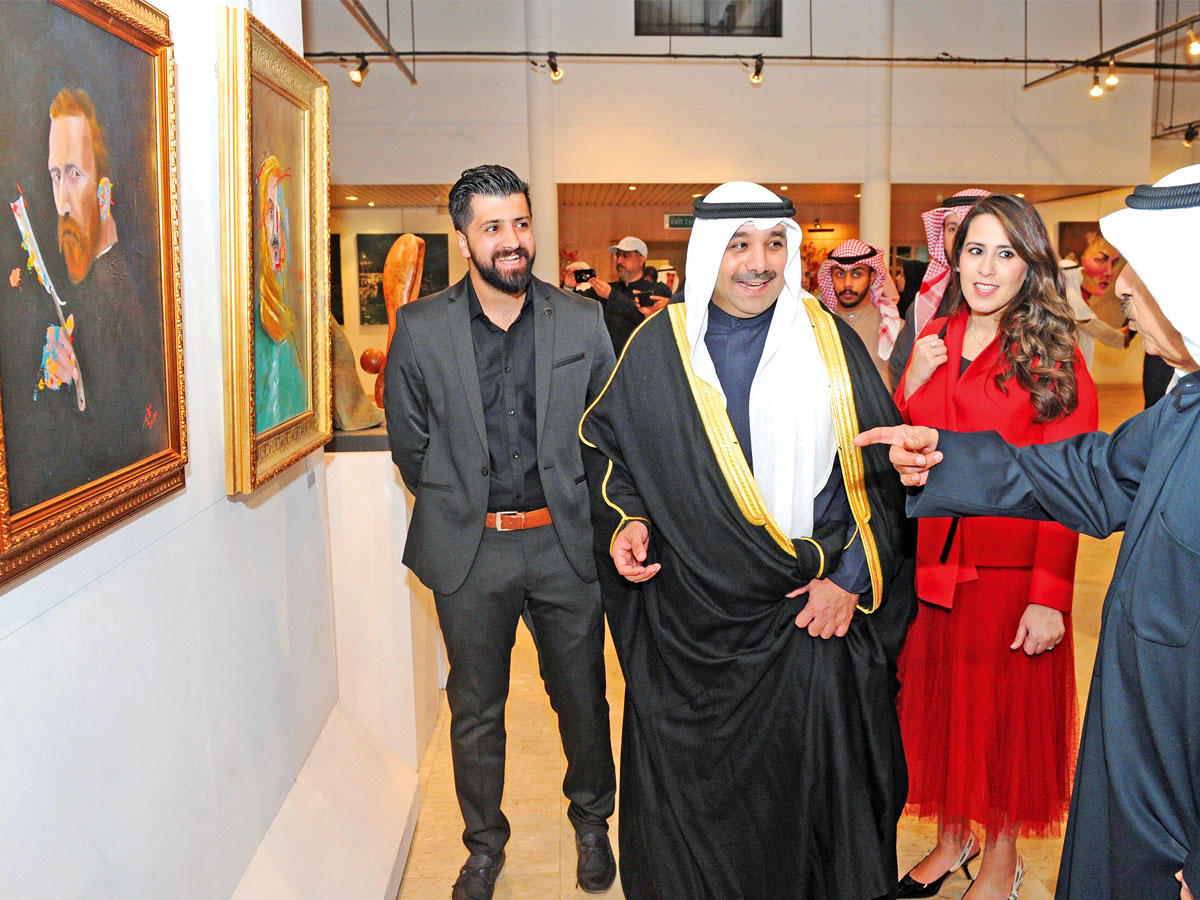 الشيخ صباح ناصر الصباح خلال تجوله في المعرض