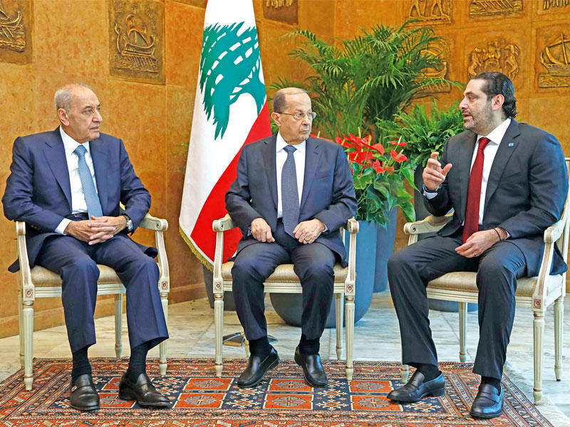 عون متوسطاً الحريري وبري خلال اجتماعهم في قصر بعبدا أمس (دالاتي ونهرا)