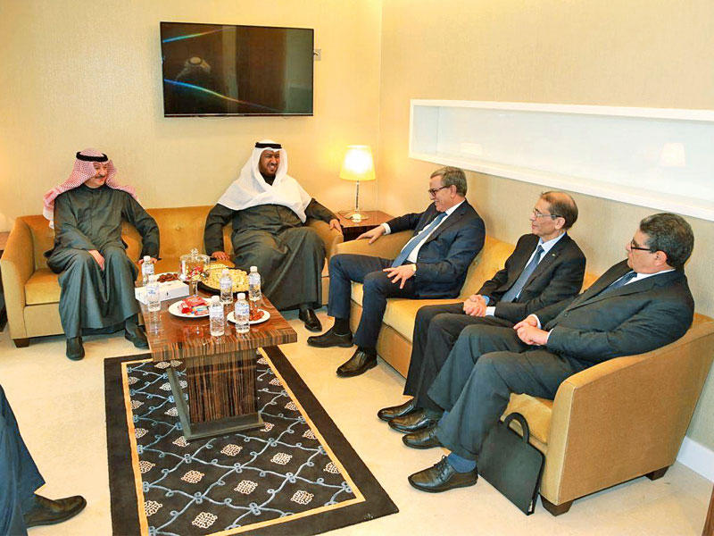 العفاسي مستقبلاً الوفد المغربي 