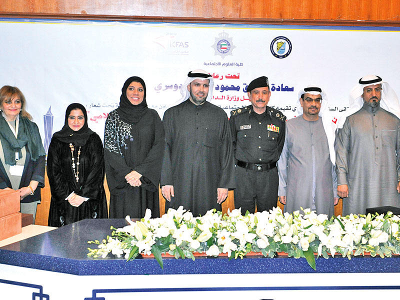 المهنا والقشعان يتوسطان الأسرة الجامعية