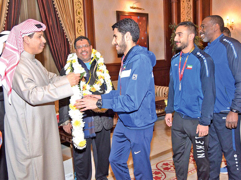 فليطح يستقبل أبطال «ألعاب القوى» بالورود