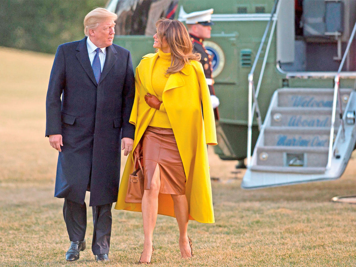  ترامب وزوجته ميلانيا لدى وصولهما بالمروحية إلى البيت الأبيض أمس الأول (ا ف ب)