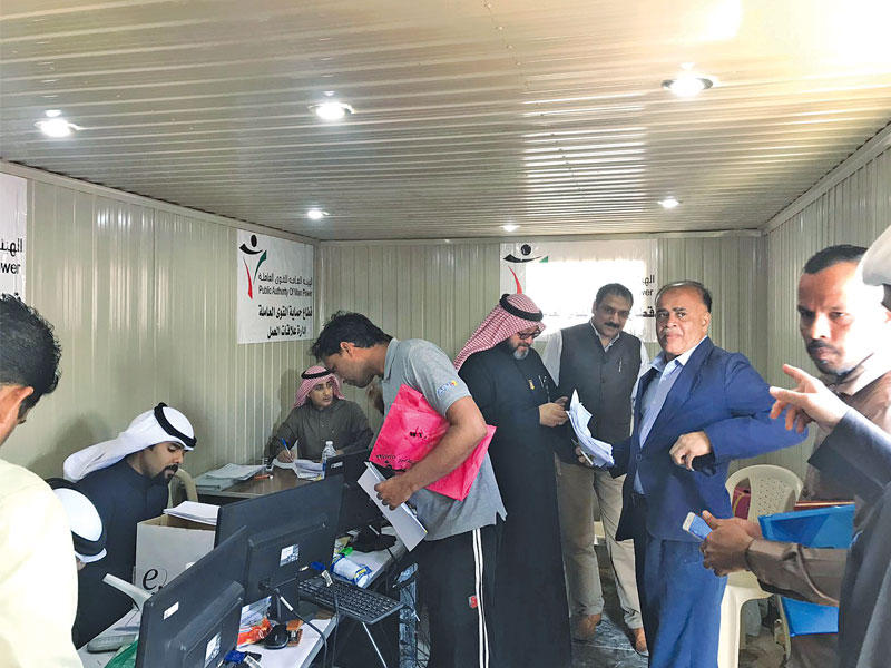 أحد مكاتب الشكاوى المتنقلة خلال استقباله العاملين