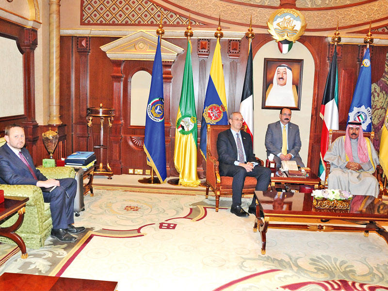 ولي العهد مستقبلاً السفير البريطاني أمس