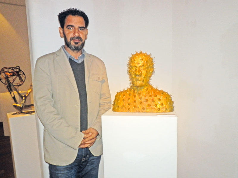 ناثان دوس مع أعمالهn