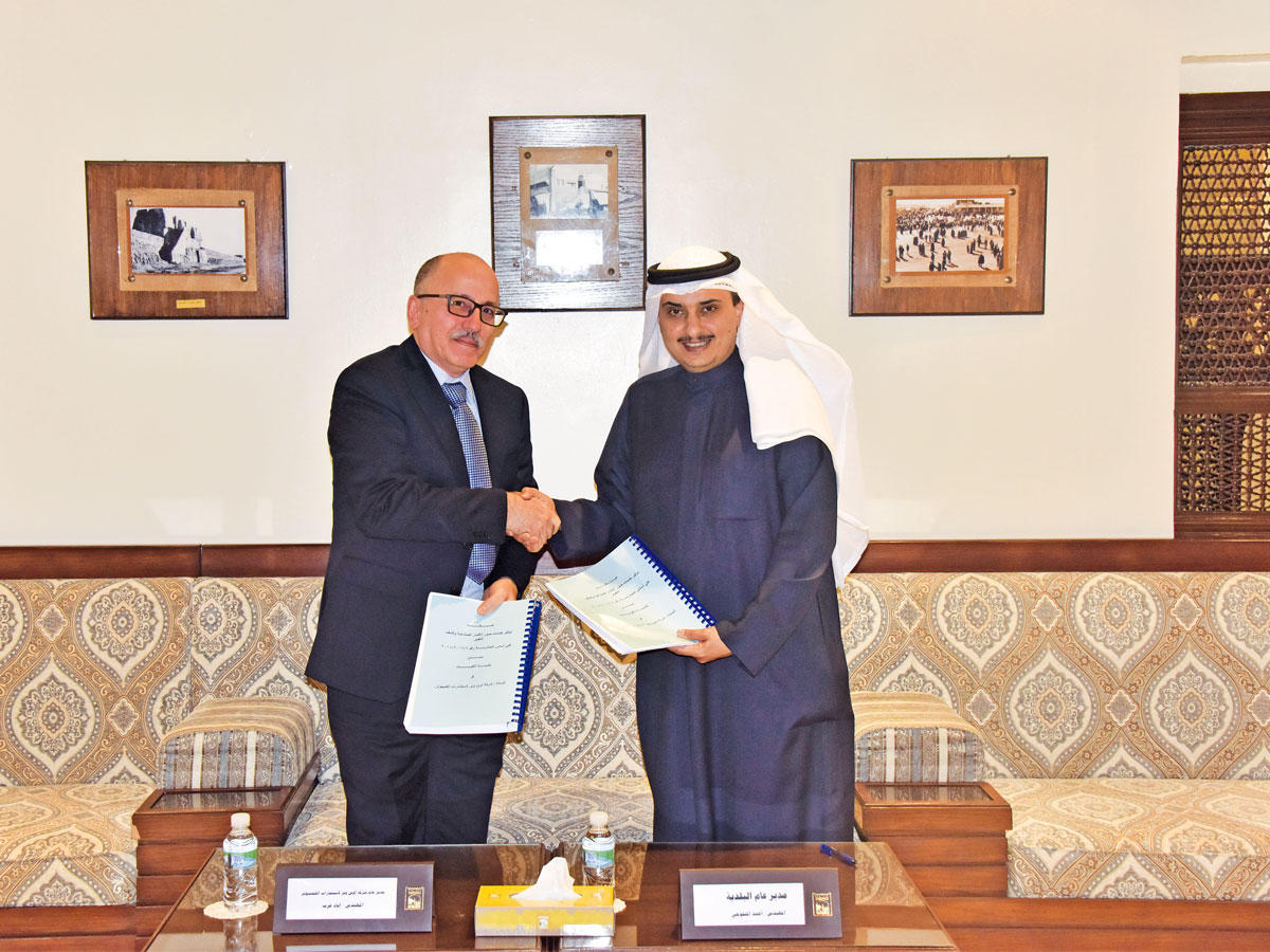 المنفوحي خلال توقيع العقد