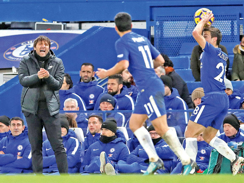 كونتي خلال مباراة لفريقه تشلسي