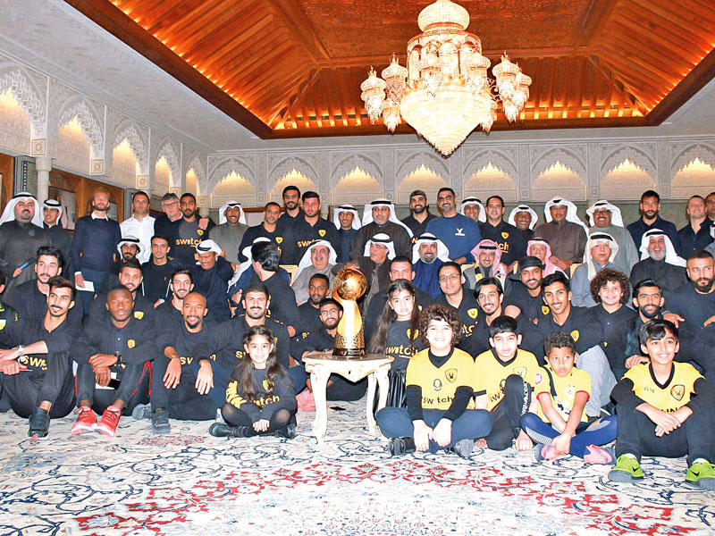 سعود ومحمد البابطين يتوسطان المكرمين والحضور