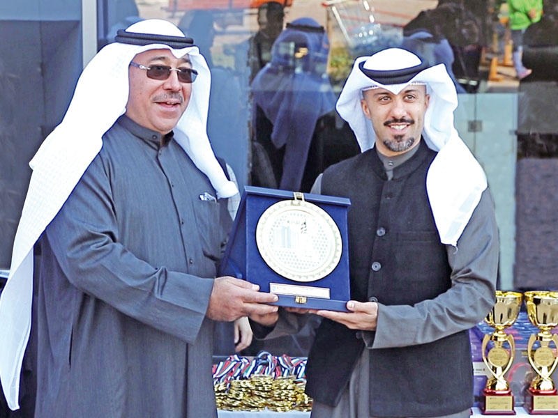 الدكتور مانع السديراوي يكرم علي البغلي