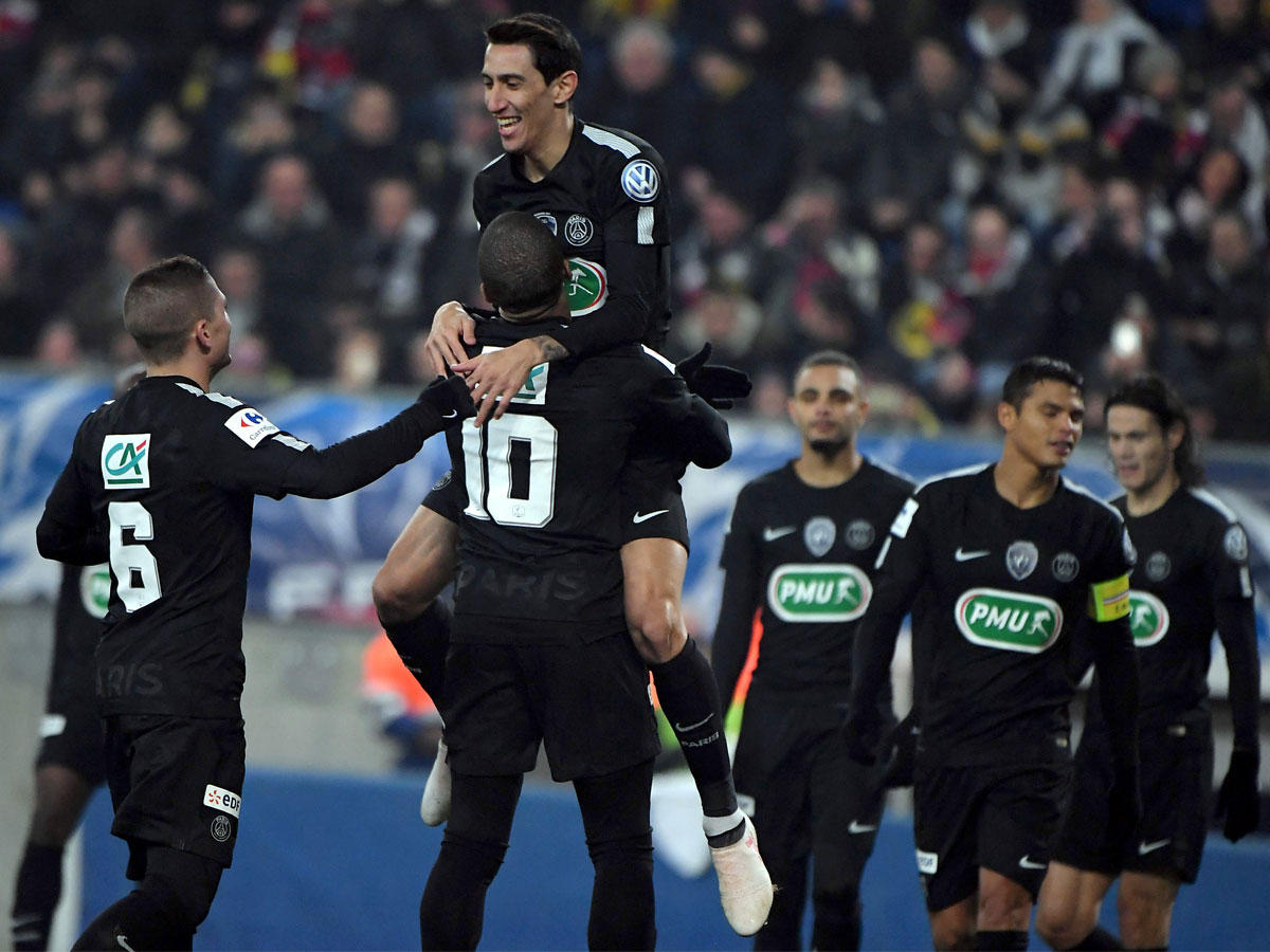 دي ماريا نجم باريس سان جرمان يحتفل بعد إحرازه هدفاً في مرمى سوشو