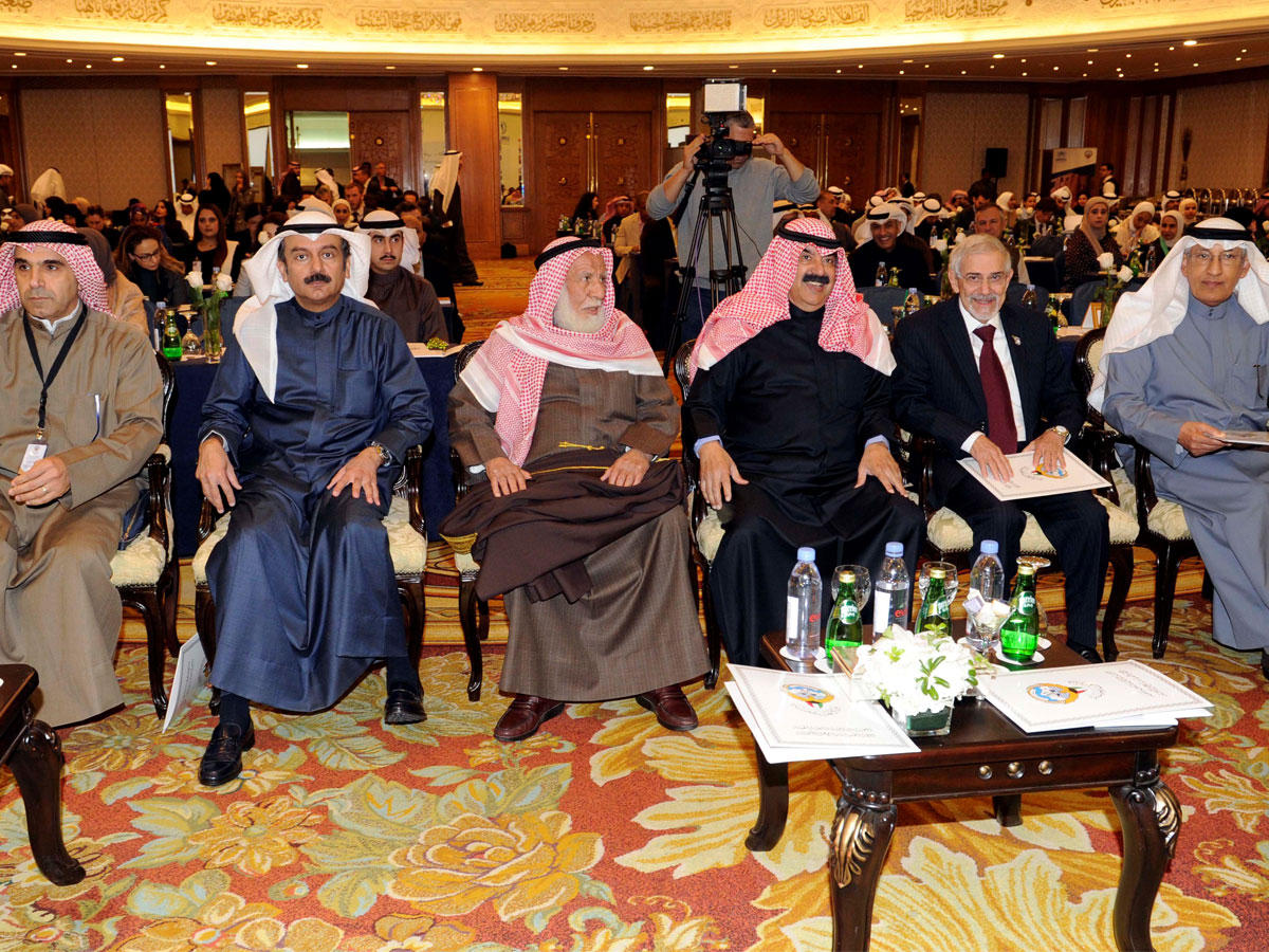 الجارالله وهلال الساير ومجموعة من السفراء خلال افتتاح ندوة متابعة الخطة الخمسية