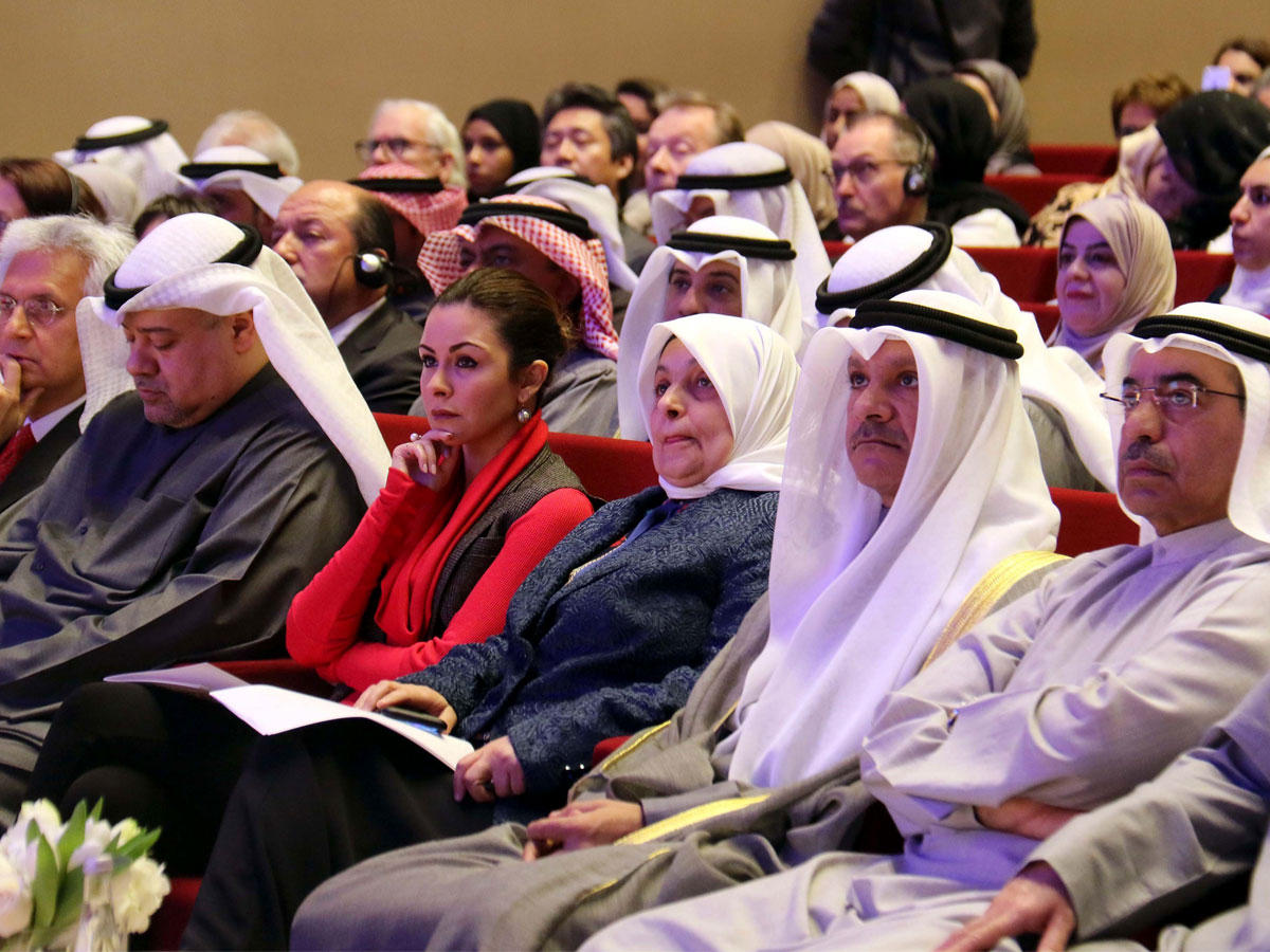 الصبيح تتوسط الحضور في افتتاح منتدى الاقتصاد المعرفي 