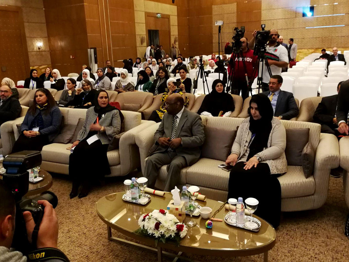 الخشتي متقدماً الحضور في مؤتمر تصوير أورام الجسم السرطانية