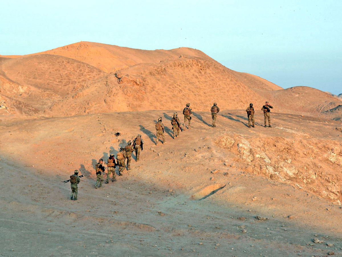 قوات عراقية تتوغل في صحراء طوزخرماتو أمس (أ ف ب)