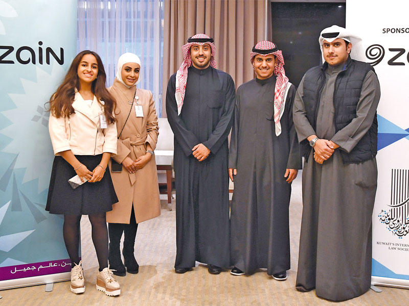 ممثل «زين» مع مسؤولي جمعية القانون الدولي الكويتية