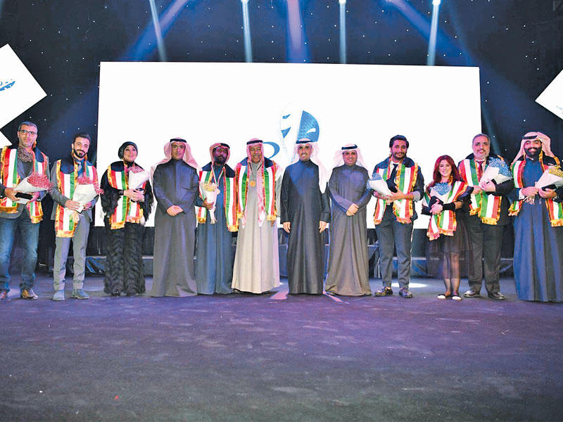 الفرج يتوسط المكرمين في المهرجان الأكاديمي الثامن مع العصيمي والهاجري والمطيري 