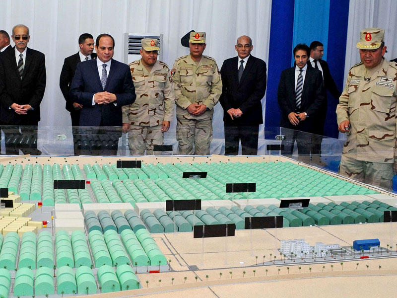 السيسي لدى افتتاحه المرحلة الأولى من مشروع الصوب الزراعية أمس 