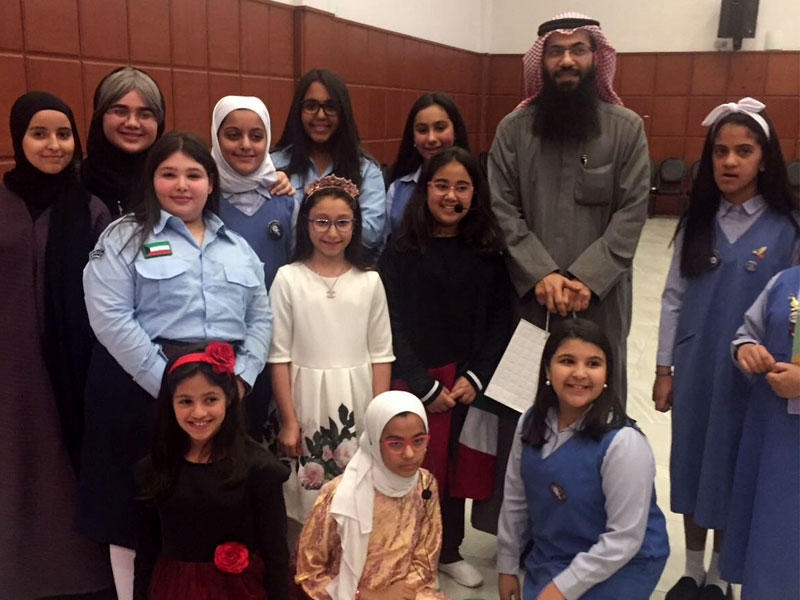 العنزي متوسطاً الطالبات