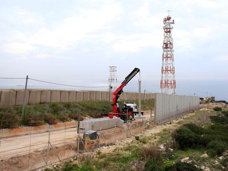 أعمال بناء إسرائيلية في الناقورة أمسt (رويترز)