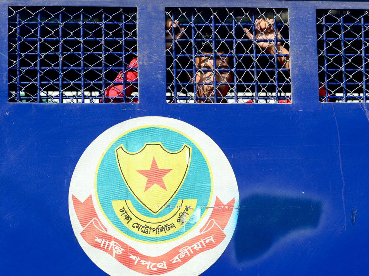 يتطلع ناشط بنغلادشى الى الخروج من سيارة السجن بعد ان رفضت الشرطة قبل صدور حكم حول قضية فساد زعيمة المعارضة وزعيمة الحزب الوطنى البنجلاديشى خالدة ضياء