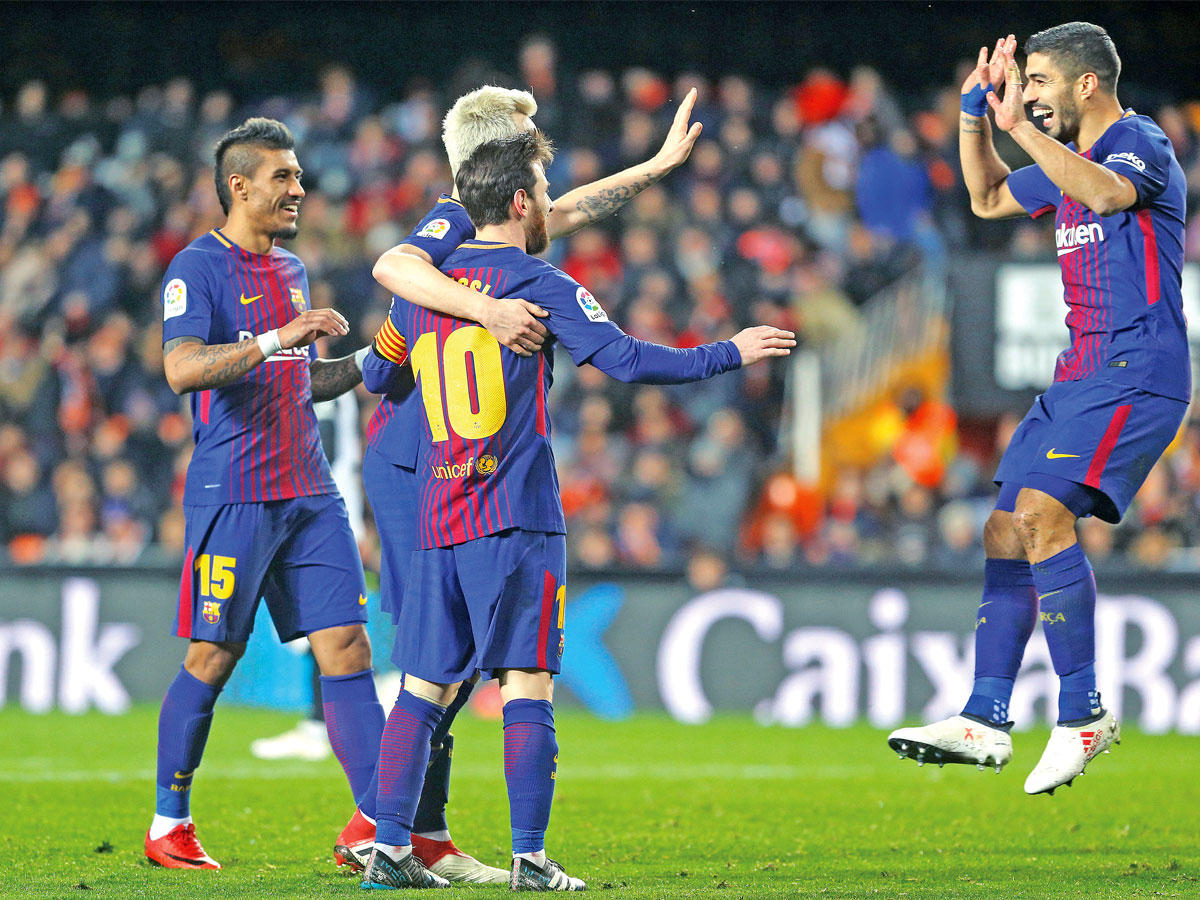 فرحة لاعبي برشلونة بهدف سواريز