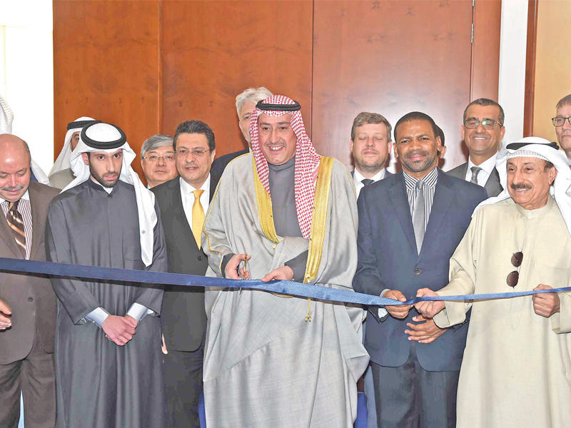 الشيخ فيصل الحمود يقص شريط الافتتاح