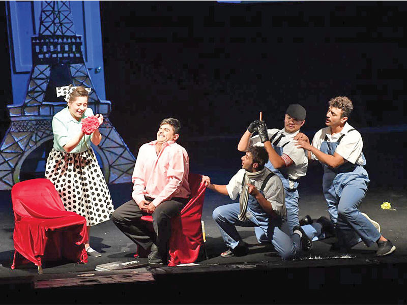 مشهد من «نادي الخجل»