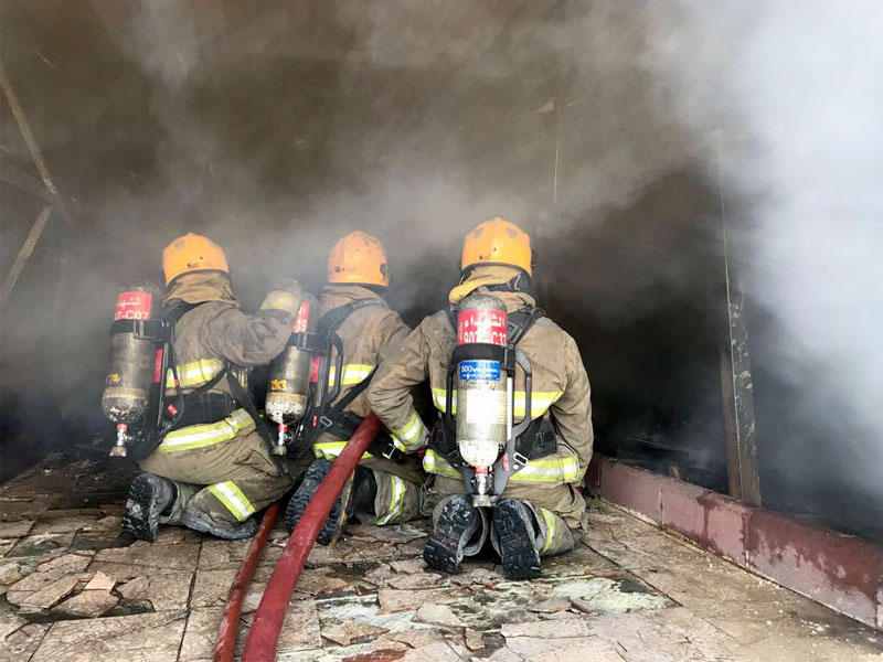 رجال الإطفاء يكافحون الحريق