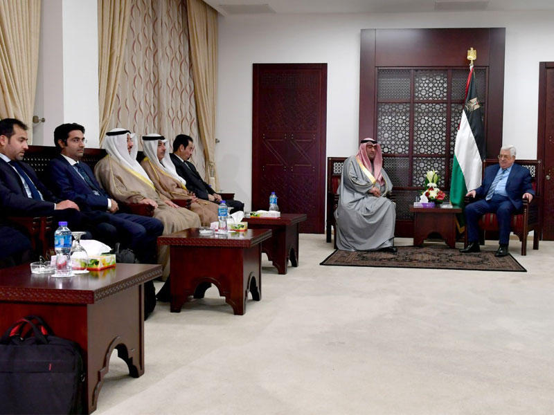 وزير التجارة والصناعة وزير الدولة لشؤون الشباب خالد الروضان بمقر الرئاسة الفلسطينية بحضور رئيس السلطة محمود عباس