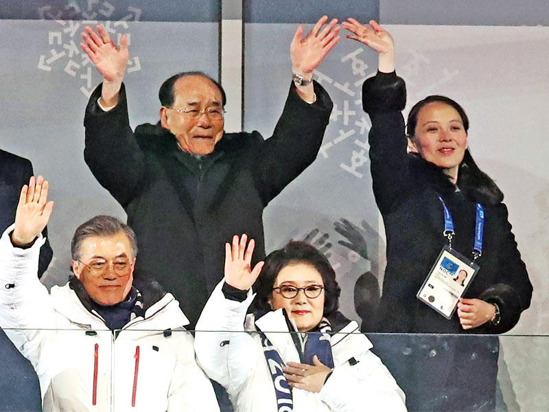 رئيس كوريا الجنوبية وزوجته أمام رئيس كوريا الشمالية الفخري وشقيقة الزعيم خلال الترحيب بالوفد الكوري الموحد في افتتاح الأولمبياد الشتويtt (أ ف ب) 