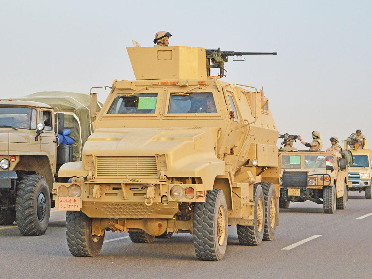 مدرعة مصرية تتقدم الحملة العسكرية الشاملة أمس