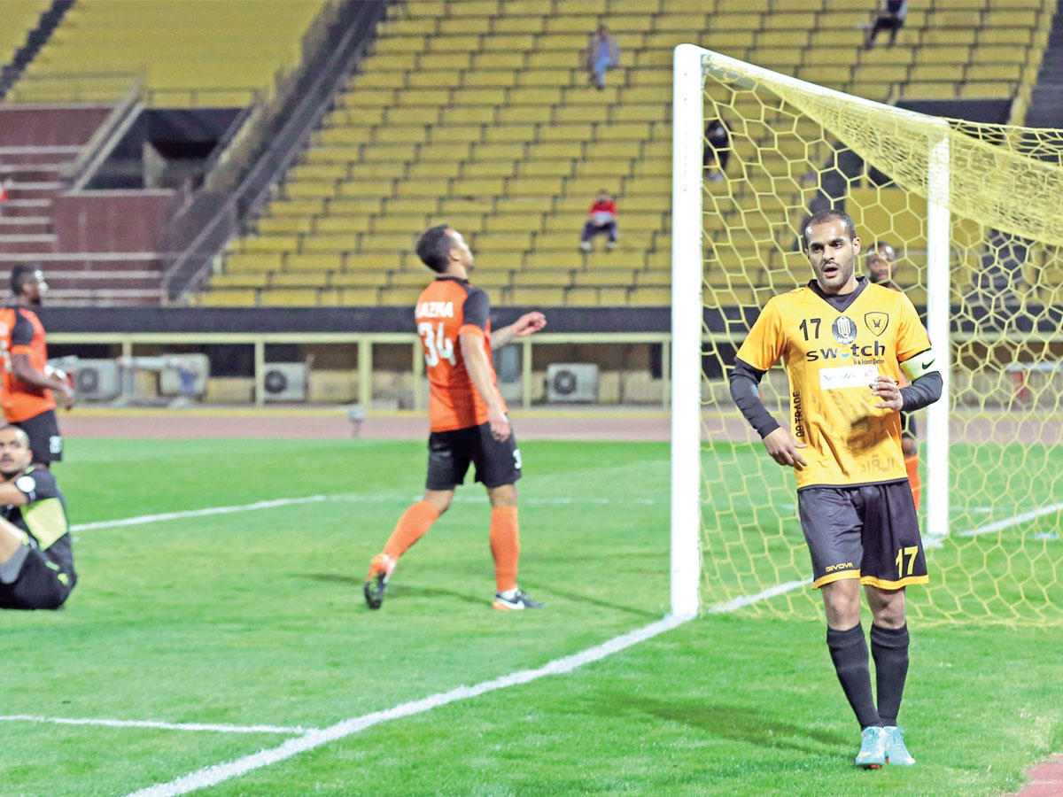 الحسرة بادية على لاعبي كاظمة بعد تسجيل بدر المطوع الهدف الأول