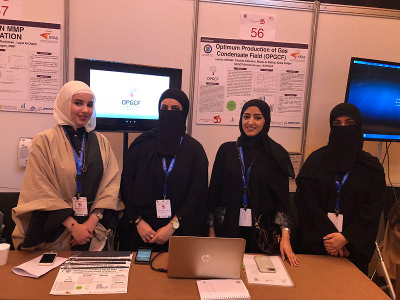 طالبات الهندسة يستعرضن مشروع مكامن الغاز 