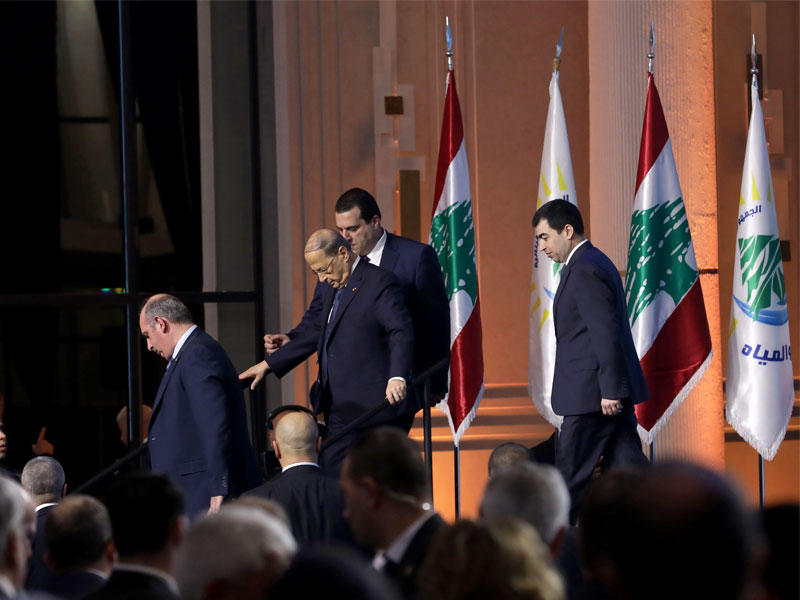 الرئيس اللبناني ميشال عون  يغادر المسرح خلال أول حفل عقده لبنان في مجال النفط والغاز في العاصمة بيروت