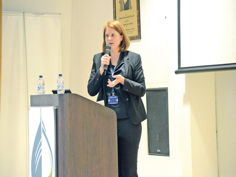 لينزي متحدثة في المحاضرة