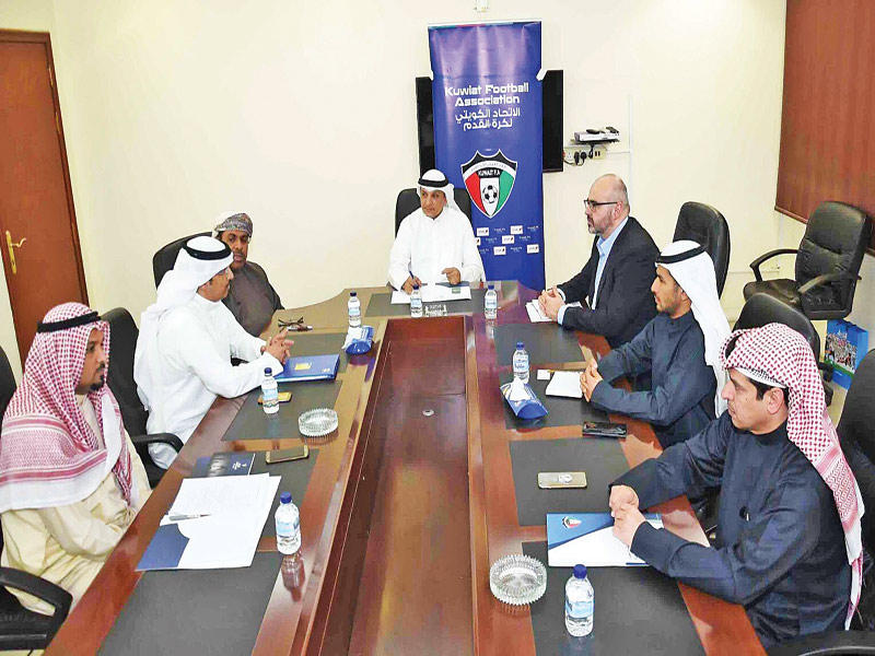 الربيع مترئسا الاجتماع