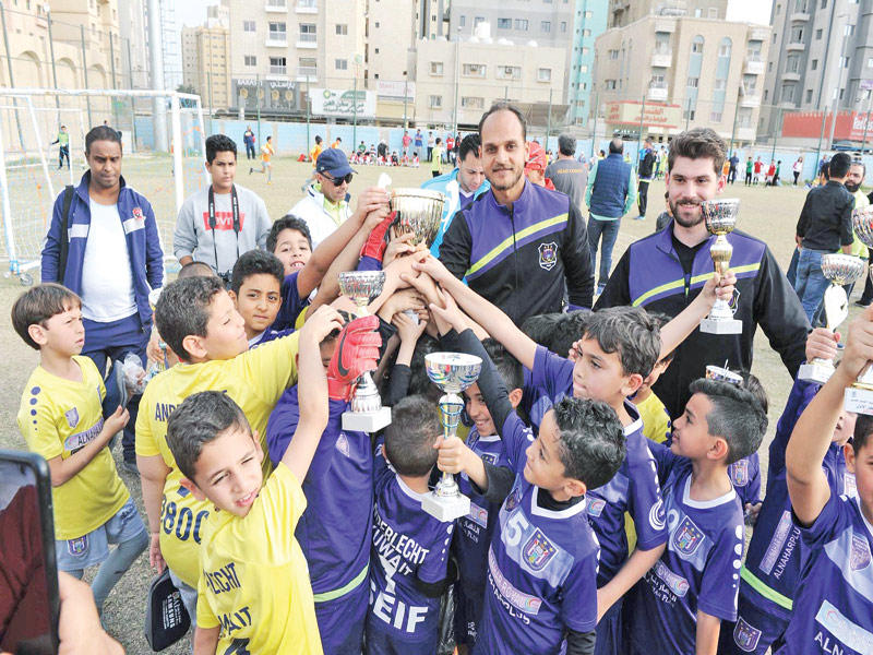 تتويج أكاديمية أندرلخت بكأس البطولة