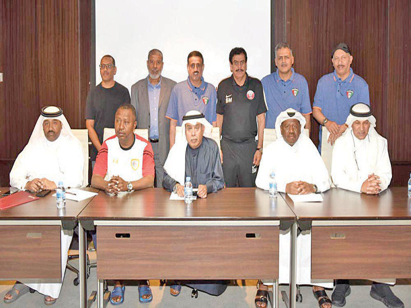 قدامى الأزرق خلال الاجتماع الفني