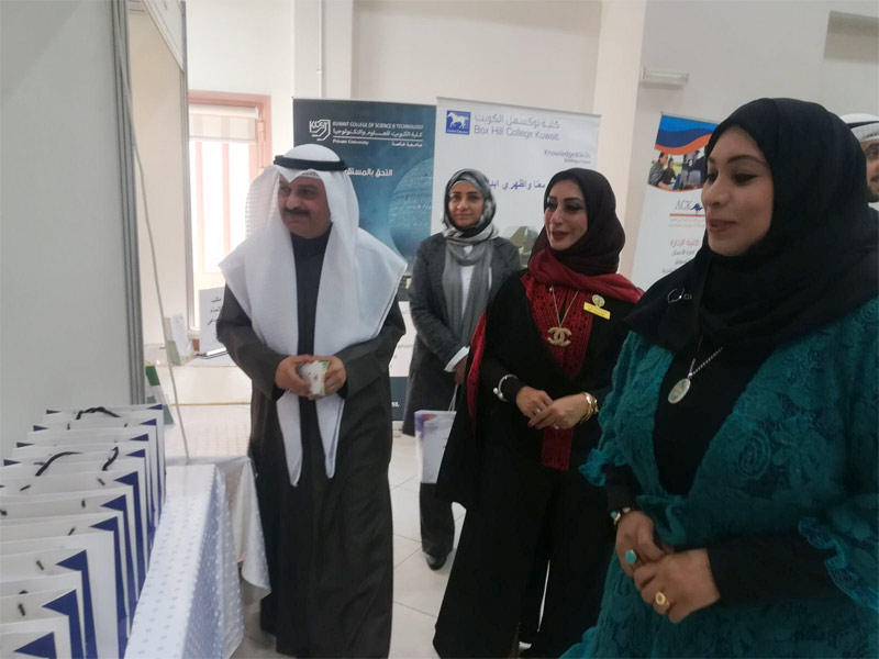 العلي متجولا في معرض الفرص الدراسية