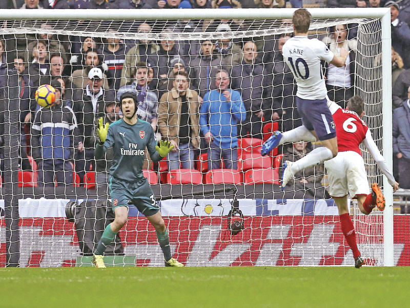 هاري كين نجم توتنهام يحرز هدفه في مرمى أرسنال