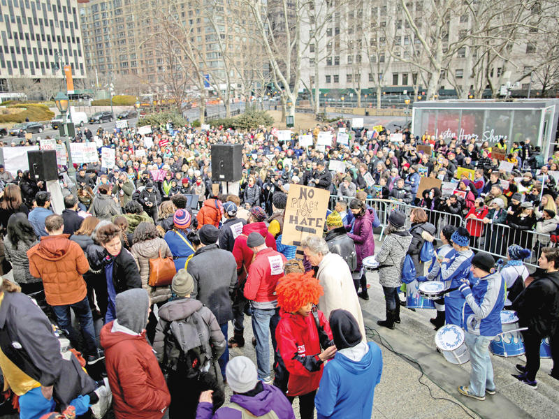 مسيرة في نيويورك أمس احتجاجاً على سياسة الهجرة  (رويترز)