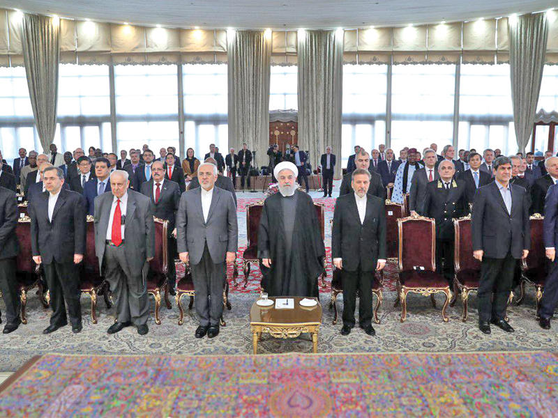 روحاني خلال لقاء مع السفراء ورؤساء البعثات الأجنبیة بطهران أمس (إرنا)