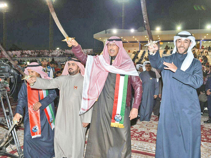 محافظ الأحمدي فواز الخالد أثناء العرضة