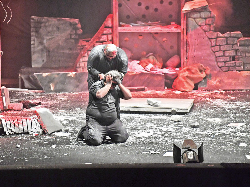 لقطة من مسرحية «الحل بالحرب»